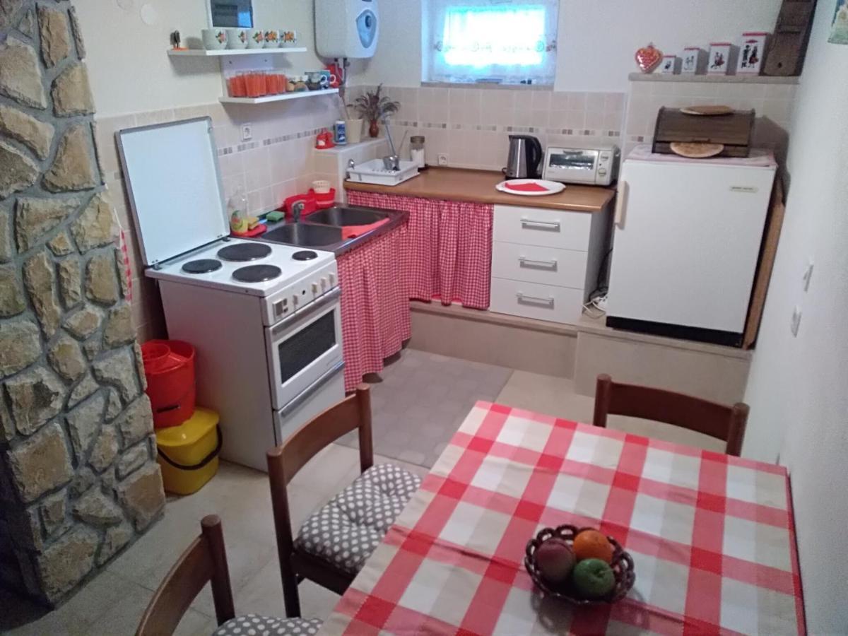 Apartman Tri Palme Gabonjin الغرفة الصورة